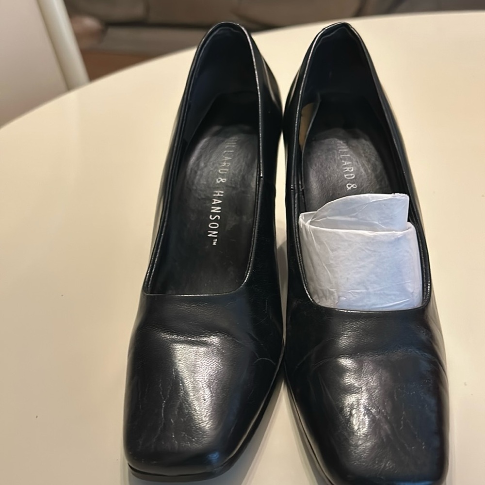 Black pump shoes
